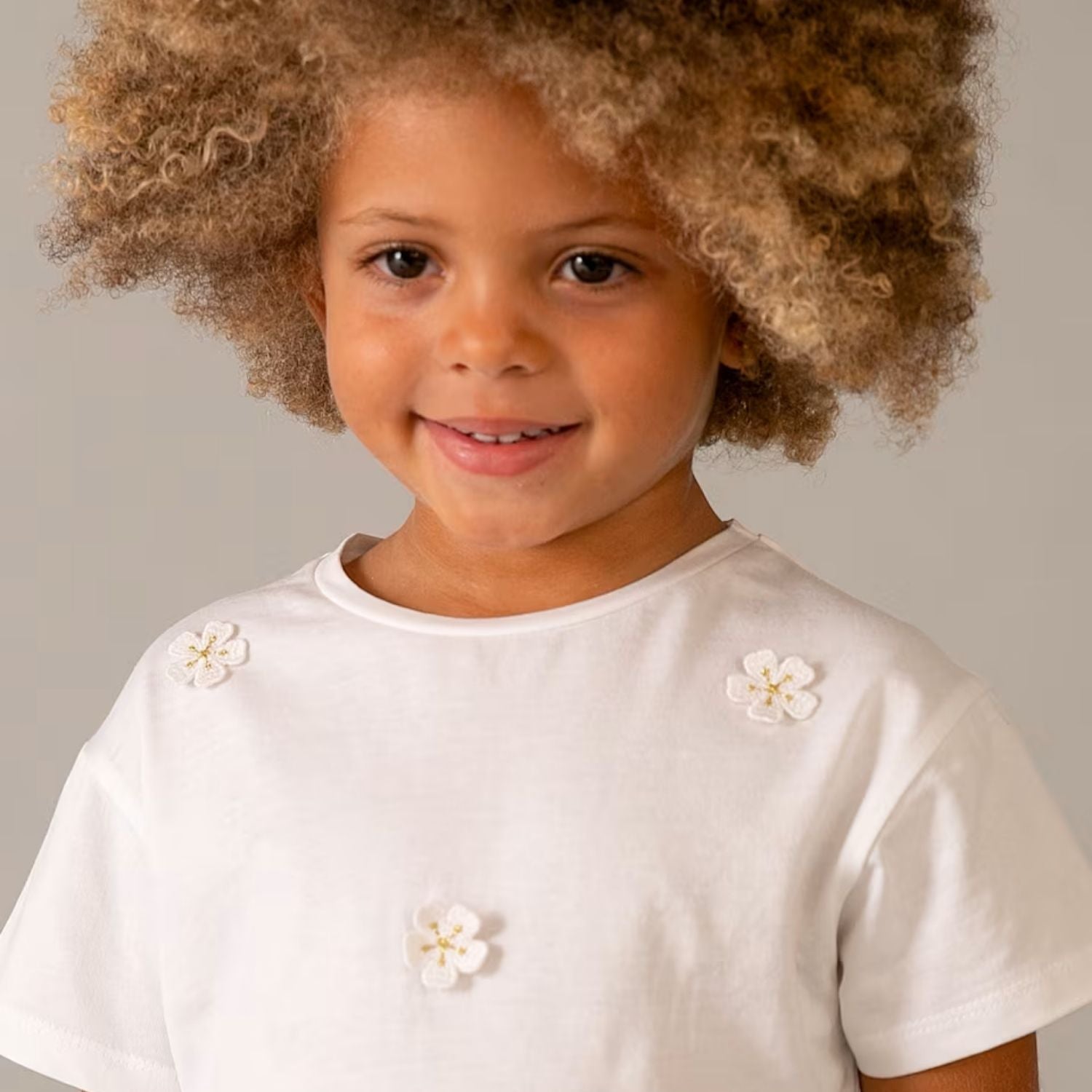 Camiseta Aplique Floral Blanca