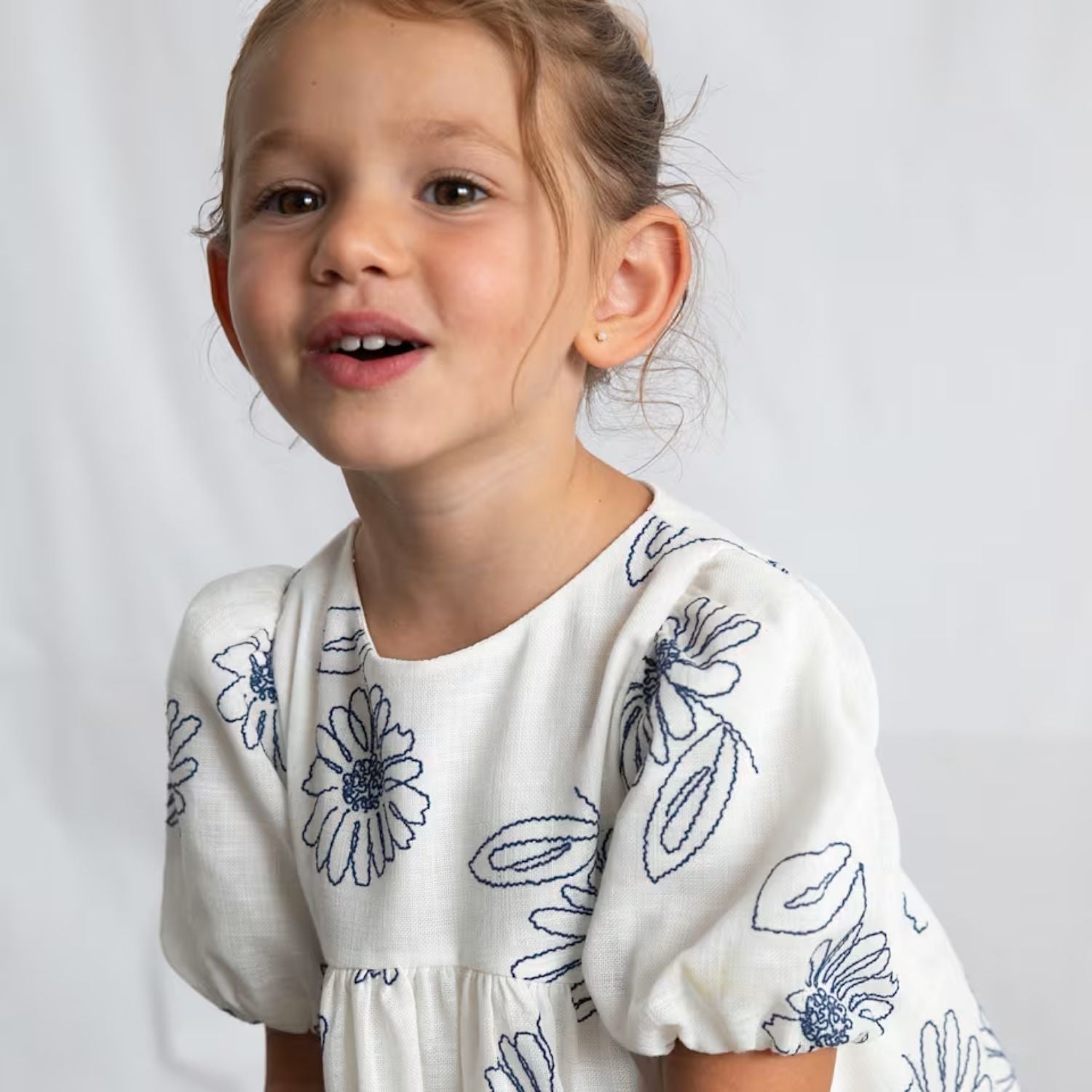 Vestido Bordado Floral Manga Abullonada Natural