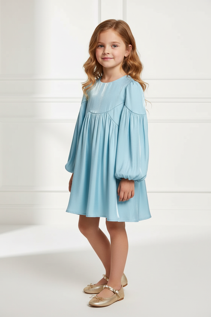 Outfit elegante vestido azul - fondo limpio