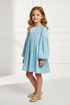 Outfit elegante vestido azul - fondo limpio